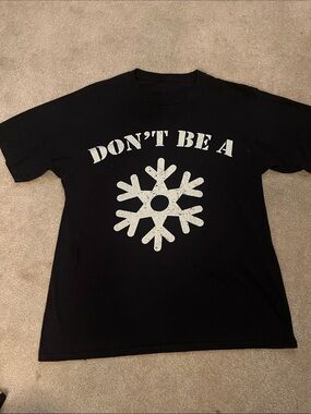 Black Graphic Tee "DON'T BE A Snowflake"